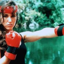 THE IRON GIRL: Low-Budget-Karate mit Over-the-Top-Synchro